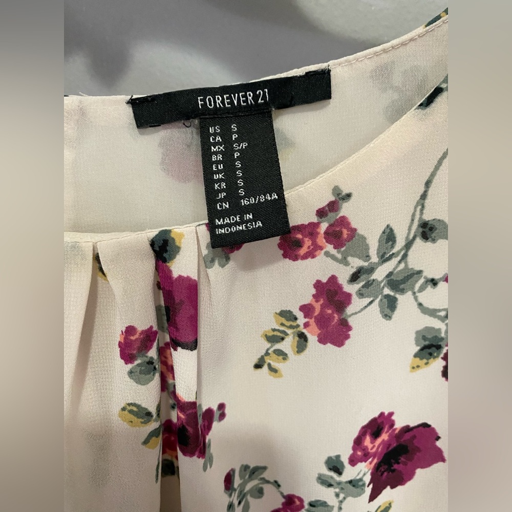 Beautiful floral blouse Size S.. From Forever21.. Like new 🌸♥️🌸 - Picture 6 of 6